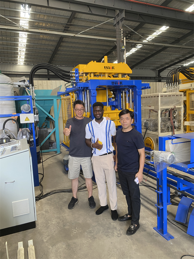 Chuyến thăm thú vị từ Ghana: Chuyến tham quan máy khối bê tông và ý định mua hàng