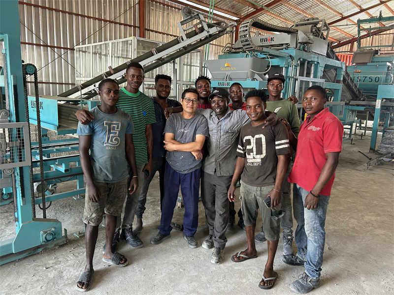 Máy ép khối bê tông được bán ở Nigeria: Máy móc UNIK nổi bật