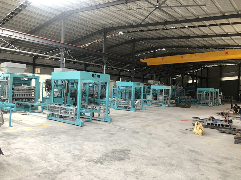 Hướng dẫn cơ bản về máy sản xuất gạch bê tông: Mọi thứ bạn cần biết